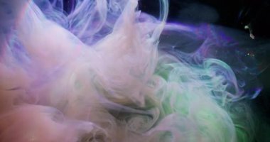 Akrilik bulut suyu. Boya akışı. Soyut koyu siyah arkaplana yayılan sönük pembe renkli gökkuşağı simli sıvı duman.