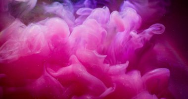 Akrilik ışıltılı su. Boya akışı. Bulanık pembe renkli gökkuşağı sıvısı parlak bulut soyut duman sanat arka planında yayılıyor.