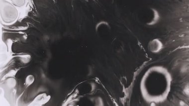 Doku lekesi. Pigment sıvısı. Odaklanmamış siyah beyaz mürekkep damlası sıvı akış serpintisi soyut yaratıcı akrilik arka planda yüzer.