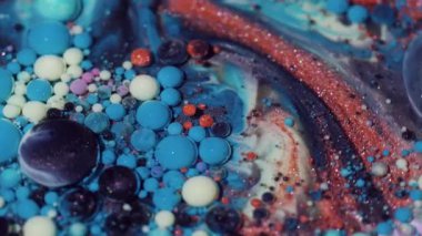Köpüklü boya. Yağ sıvısı. Odaklanmamış mavi turuncu renkli mürekkep simleri akrilik su kabarcıkları soyut sanat arka planında yüzen parlak yuvarlak doku..