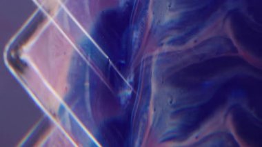 Boya üçgeni. Renkli mürekkep dalgası. Odaksız mavi neon parlak pigment ıslak parçacıklar soyut akrilik canlı geometrik arkaplan üzerine dökülür.