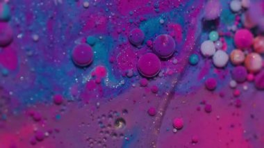 Mermer emülsiyonu. Suyu boya. Soyut sanat arka planında yüzen pembemsi mavi damlacık yağ akrilik sıvısı.