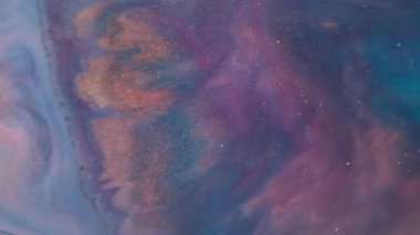 Bulanık renk akışı. Akrilik dalga. Odaklanmamış turuncu mor renkli parlak pigmentler soyut yaratıcı sanat arka planına yayılıyor..