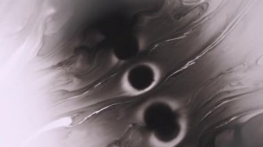 Boya dökülmüş. Mürekkep yayılıyor. Soyut yaratıcı akrilik zemin üzerinde yüzen siyah beyaz pigment damlacık su dokusu.