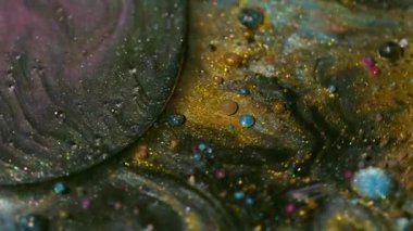 Boya sıvısı. Yağ kabarcıkları. Odaklanamayan sarı mor renkli akrilik köpüklü su simleri soyut sanat arka planında yüzüyor..