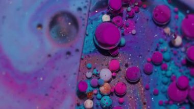 Fizzy kabarcığı. Sıvı arka plan. Mermer yağlı su yuvarlak desenli mor pembe mürekkep yaratıcı sanat soyutlamasına akıyor..