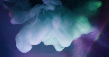 Duman dokusu. Sis boyası. Bulanık mavi mor renkli renkli gökkuşağı kıvrımlı bulutsu soyut yaratıcı arka planda yayılıyor..