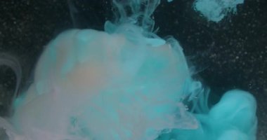 Bulut karışımı. Boya akışı. Odaklanmamış pembe renk sıvı damla girdap dokusu soyut bokeh sanat arka planında yüzen ampul buharını çatlattı.