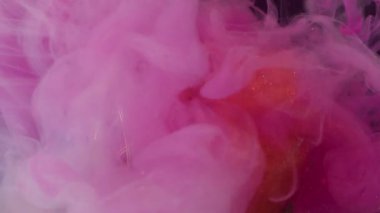 Sis dalgası. Sanat sisi. Kırık cam ampul parlayan parlak çelenk soyut köpüklü su. Bulanık siyah arkaplanda pembe beyaz duman karışımı renk mürekkebi.