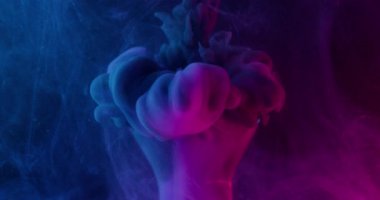 Boya buharı. Kırık lamba. Odaklanmamış pembe neon rengi sıvı duman bulutunu soyut arkaplanda suya doldurur..