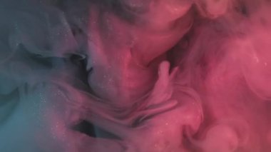 Mürekkep sisi. Duman suyu. Odaklanmamış mercan pembesi rengi ışıl ışıl parlayan sıvı sıçrayan doku soyut sanat arka planına yayılıyor..
