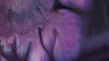 Bulanık akrilik dalga. Parlak boya dokusu. Odaklanmamış pembe altın renkli baloncuk ıslak pigment serpintisi soyut arkaplanda akıyor.