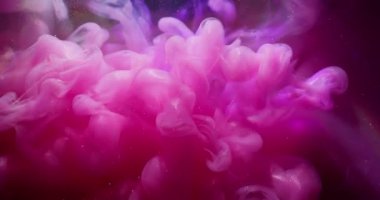 Duman suyu. Bulut buharı. Soyut akrilik sanat arka planında pembeleşmiş pembe renkli gökkuşağı parlayan sıvı yüzüyor..