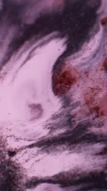 Dikey video. Işıldayan dalga. Su parçacıkları. Parlak madde akrilik sıvısında koyu kahverengi mürekkep soyut arkaplanda yayılıyor..