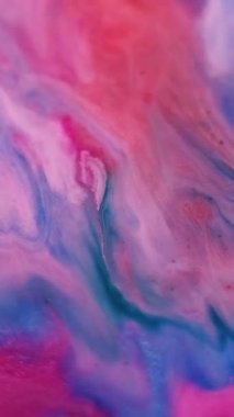 Dikey video. Serumu karıştır. Akan boya. Bulanık mavi turuncu renkli sıvı mermer parlak partiküller soyut arkaplanda yüzen su sıvısı.