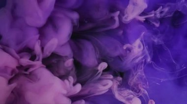 Mürekkebi karıştır. Duman suyu. Bulanık mavi neon renkli duman boyası kimyasal sis soyut ruhani buhar sanat arka planında yükseliyor..