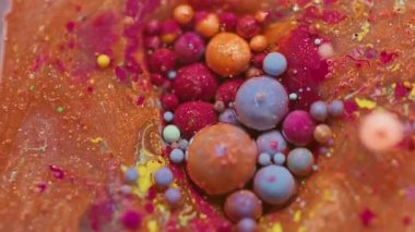 Mürekkep karışımı. Akış karışımı. Odaklanmamış turuncu mavi renkli yağ pigmenti ışıltılı su soyut arkaplanda ıslak partikülleri kabartır.