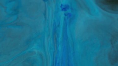 Boya sıçraması. Akış yayılıyor. Akrilik sanat soyutlaması üzerinde yüzen mavi renk mürekkep kimyasal pigmenti koyu siyah lekeler.