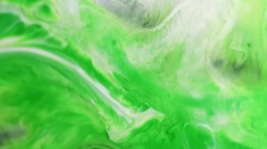 Mürekkep döküldü. Görüntü dalgası. Odaklanamayan yeşil beyaz çok renkli su akışı sıvısı soyut sanat eseri ıslak yaratıcı arka plan üzerinde yüzüyor.