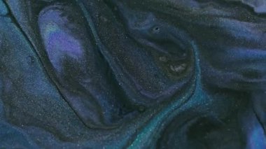 Harman boyası. Işıldayan sıvı. Odaklanamayan mavi mor renkli koyu siyah parlak lekeler soyut yaratıcı arka planda yayılıyor..