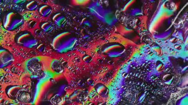 Yuvarlak sıvı. Su sanatı. Soyut yaratıcı akrilik arkaplana yayılan pembemsi mor renkli kimyasal sıvı yağmuru.