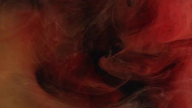 Karışık renk. Akan boya. Bulanık pembe duman ruhani su buharı kimyasal sıvı soyut siyah akrilik zemin üzerinde yüzüyor.