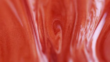 Boya dökülüyor. Parlak sıvı. Odaklanmamış turuncu beyaz renk, kimyasal, emaye, su, ıslak mermer desen soyut arkaplanda yüzüyor..