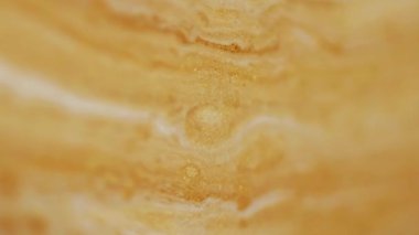 Karışım akışı. Renkli su. Odaklanmamış sarı turuncu mürekkep mermer dokusu soyut sanat arka planında yüzen parlak sıvı parçacıkları emülsiyonu.