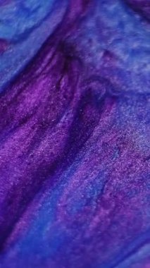 Dikey video. Mürekkebi karıştır. Soyut lekeler. Akrilik sanat arka planında odaksız mavi renkli akarsu sıvı emülsiyon parçacıkları.