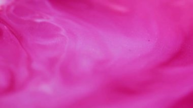 Mermer sıçraması. Parlak parçacıklar. Soyut sanat eserlerinin arka planında sönük pembe renkli parıltılı su ıslak kimyasal boya yüzüyor..