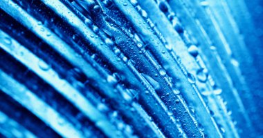 Su damlası arka planı. Bulanık çizgi ışığı. Bükülmüş dokuda mavi yağmur çiği. Renk sıvısı soyut düz olmayan duvarda kabarcık nemi.