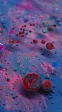 Dikey video. Yağ damlası. Sıvı arka plan. Akrilik mermer su yuvarlak desenli mavi kestane rengi mürekkep sanat soyutlamasına akıyor..