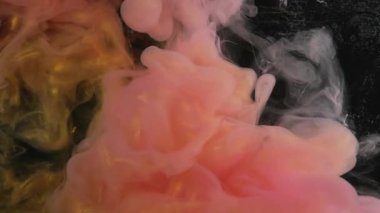 Renk dumanı. Boya suyu sıçraması. Bulanık sarı pembe karışım su kimyasal sıvısı soyut sanat üzerinde yüzüyor koyu siyah arkaplan.