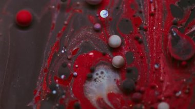 Mürekkep suyu. Yağ dokusu. Bulanık kırmızı mor renk koyu siyah baloncuk parıltısı yuvarlak akrilik akış sıçraması soyut sanat arka planında yüzer.
