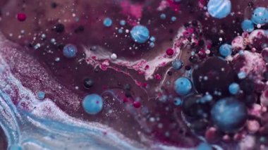 Mürekkep dokusu. Yağlı boya pigmenti. Bulanık mavi pembe emülsiyon sıvısı. Soyut sanat arka planında yüzen koyu siyah sıvı kabarcıklar..