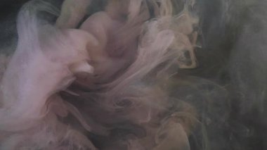 Parlak bir geçmişi var. Soyut boya. Kimyasal su parıltısına odaklanmış pembe mürekkep. Islak duman yaratıcı sanata renk katıyor..