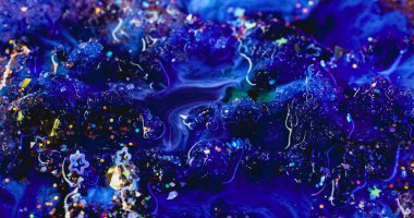 Boya döküldü. Mürekkep yayıldı. Parlak mavi boya akrilik dokuda soyut kıvrım akışı. Renkli işaret fişeği konfeti dalgası arkaplanı.