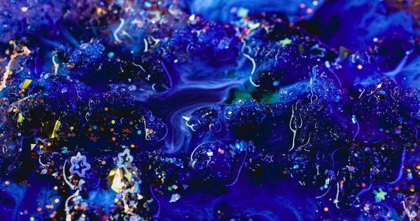 Boya döküldü. Mürekkep yayıldı. Parlak mavi boya akrilik dokuda soyut kıvrım akışı. Renkli işaret fişeği konfeti dalgası arkaplanı.