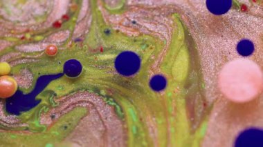 Boya akışı. Canlı mürekkep. Soyut yaratıcı akrilik zemin üzerinde yüzen mavi yeşil renkli köpüklü köpük..