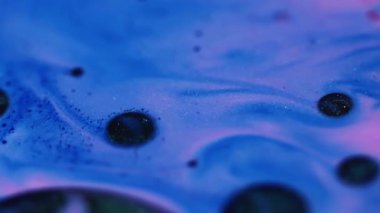 Parıldayan mürekkep. Leke sıvısı. Soyut arkaplanda yayılan yağ kimyasal dokusunun etrafında çözünmüş pembe renkli su kombinasyonu.