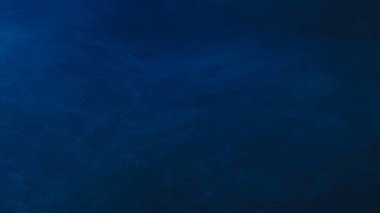 Dalga mürekkebi. Sıvı doku. Odaklanmamış mavi renk su dalgalanması kimyasal sıvı soyut sanat üzerine akan kara arka plan.