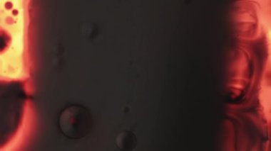 Kimya sıvısı. Emülsiyon akışı. Odaklanmamış koyu kırmızı su boyası sıvı yağ kabarcığı dokusu siyah soyut sanat ışığı arka planına dökülmüş..