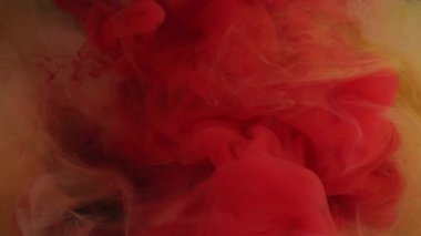 Sis akıyor. Buhar arka planı. Sıvı su kimyasal sıvısındaki çözünmüş sarı pembe boya sanat eseri soyutlamasına yayılıyor..