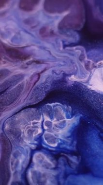 Dikey video. Parıltı karışımı. Soyut sanat. Arka planda akan dalgalı su akrilik ıslak dokuda bulanık mavi kestane rengi boya.