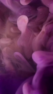 Dikey video. Karışık renk girdabı. Sis dalgası. Soyut sanat eserleri üzerine akan su sıvısında çözünmüş mor pembe pembe boya koyu siyah arka plan.
