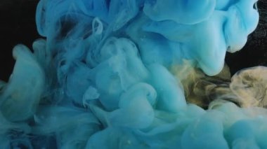 Sigara arkaplanı. Bulut mürekkebi. Bulanık mavi neon rengi ruhani buhar sıvı kimyasal egzoz koyu siyah soyutlama üzerinde yükseliyor..