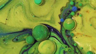 Mürekkep emülsiyonu. Resim karışımı. Bulanık yeşil, mavi, ıslak, parıltılı sıvı akrilik baloncuk soyut bokeh arka planda yayılıyor..