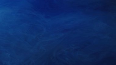 Dalga mürekkebi. Sıvı doku. Odaklanmamış mavi renk su dalgalanması kimyasal sıvı soyut sanat üzerine akan kara arka plan.