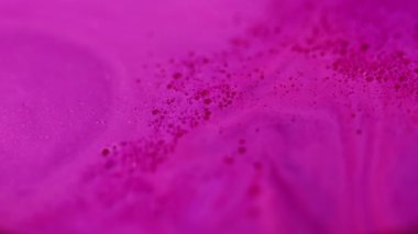 Mürekkep lekeleri. Yağ damlası. Odaklanmamış pembe renkli, köpüklü su mermeri, ıslak doku sıvısı soyut sanat kimya arka planına sızıyor..