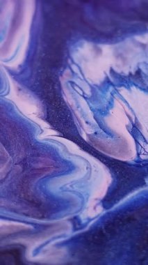 Dikey video. Işıldayan dalga. Su parçacıkları. Soyut arkaplanda akan dalgalı madde akrilik sıvısındaki bulanık mavi beyaz renkli mürekkep..